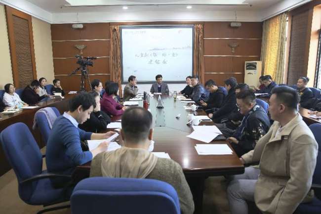 The China National Theatre for Children arranges a discussion about adapting "The Snipe Clam Grapple" into a children's play. [Photo: China Plus]